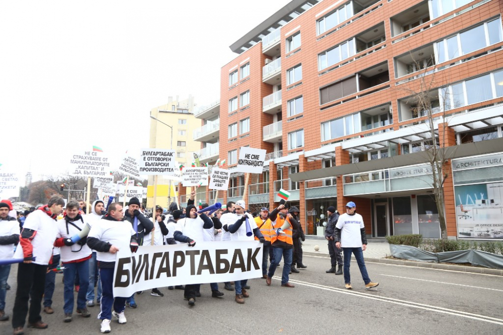 Извънредно! Полиция едва опази Христо Иванов от гнева на протестиращите служители на "Булгартабак - Холдинг“ (СНИМКИ)