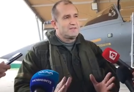Румен Радев слезе от изтребителя и разказа що за невероятен самолет е "Рафал"