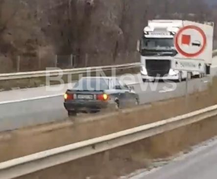 Пълен дебил и малоумник! Врачанин с "Ауди" лети в насрещното на АМ "Хемус", мрежата го хули  (ВИДЕО)