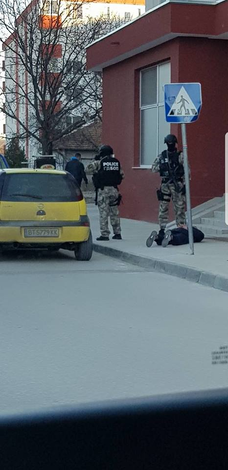 Извънредно от Велико Търново! Градът почерня от антимафиоти - тарашат наред, спират тузарски автомобили и... (СНИМКИ)