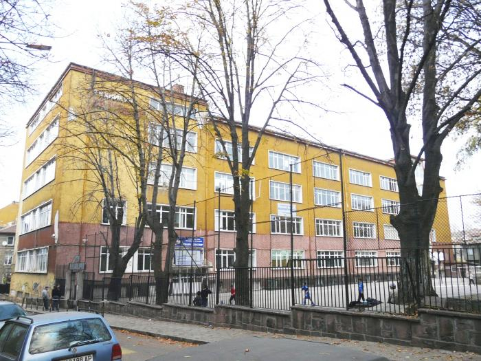 Спипаха малките мутри, нахлули с железни палки в столична гимназия!