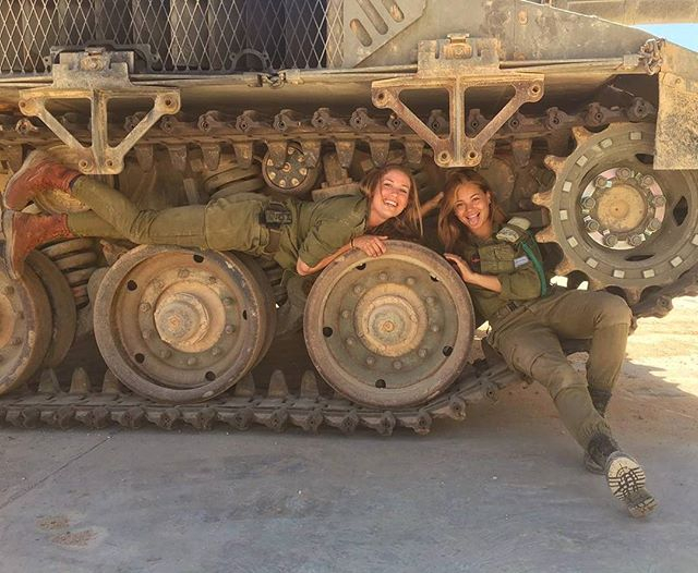 Експериментална програма вкара топ красавици в израелските танкове Merkava, но... (СНИМКИ)