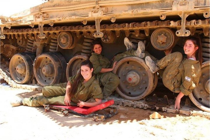 Експериментална програма вкара топ красавици в израелските танкове Merkava, но... (СНИМКИ)