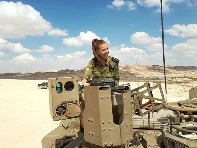 Експериментална програма вкара топ красавици в израелските танкове Merkava, но... (СНИМКИ)