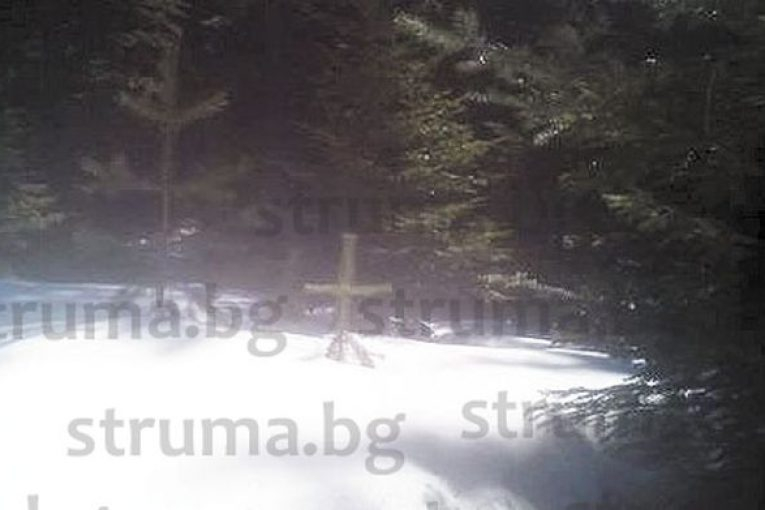 Бор с формата на кръст и странни сънища с починали приятели накараха селски кмет да постави параклис насред гората