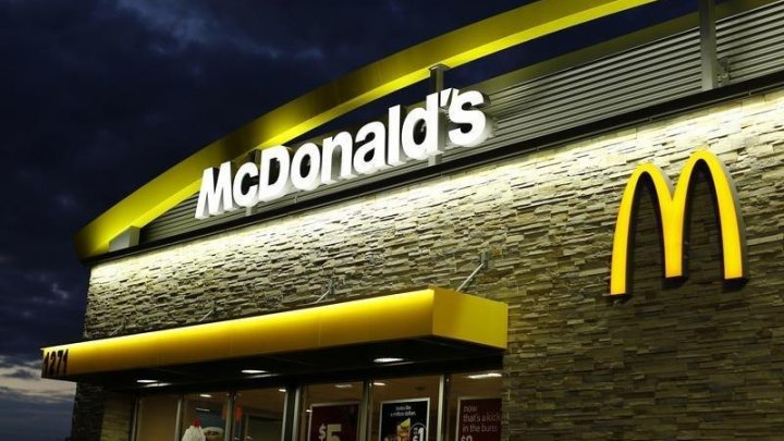 Не дразнете служителите в McDonald's, защото ще ви се случи това лошо нещо (ВИДЕО)