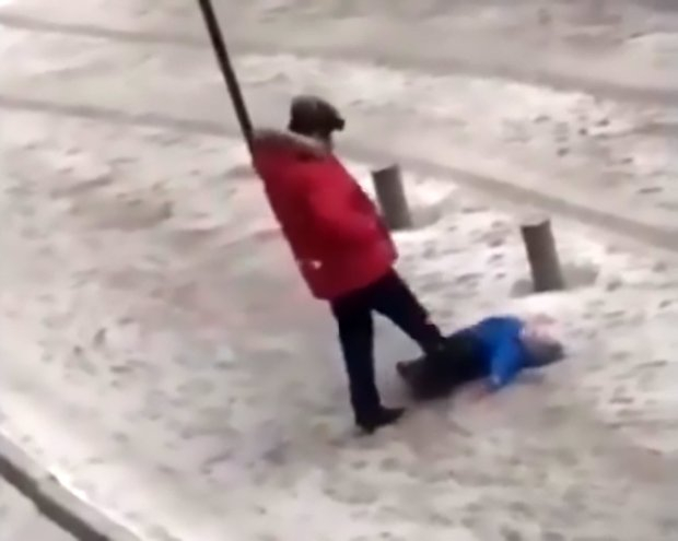 Баща нарита детето си като чайник, защото то не може да стои право на лед (ВИДЕО)