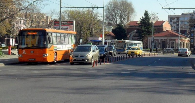 Ужас в Пловдив! Автобус повлече пътник, едва не го осакати