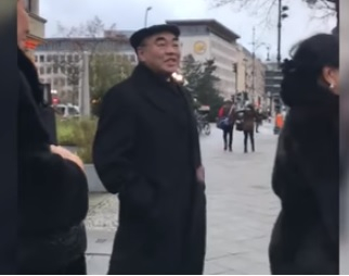 Яйца летяха по експрезидента на Киргизстан, но реакцията на буйната му щерка бе уникална (ВИДЕО)