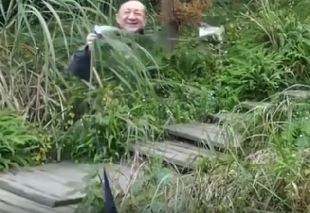 Сензация! Ченге се уви в мантия невидимка и... (ВИДЕО)