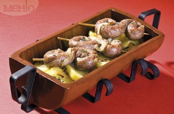 Ох, че вкусничко! Тези карначета с лук и картофи направо се топят в устата!