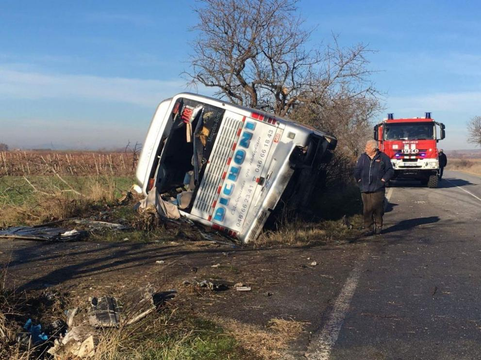 Първи СНИМКИ от жестоката катастрофа с убити и ранени край Нова Загора, автобусът е на известна фирма