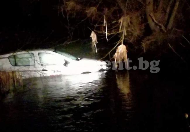 Автомобил падна в река Огоста (СНИМКА)