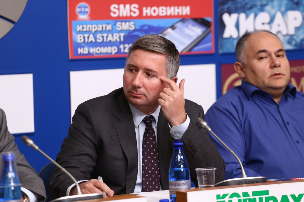 ДПС и Пеевски матираха кръга „Капитал“ и Иво Прокопиев по темата за „златните паспорти“