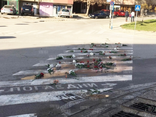 Студенти осеяха с цветя и окъпаха в сълзи лобното място на 19-годишната Фатиме (СНИМКИ/ВИДЕО)