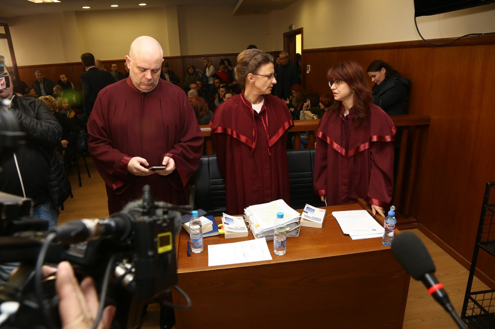 "Голямото четене" по мегаделото "КТБ" започна! Минати са едва 200 от общо 5000 страници