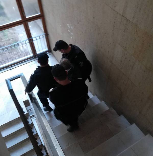 Мозъкът на "Килърите" се прави на маймуна в съда, без малко да събори охранител (СНИМКИ)