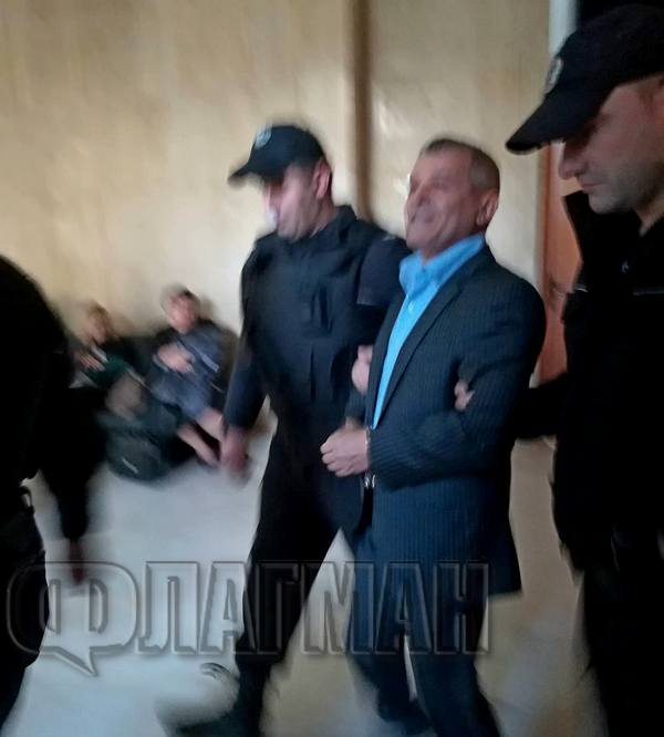 Мозъкът на "Килърите" се прави на маймуна в съда, без малко да събори охранител (СНИМКИ)