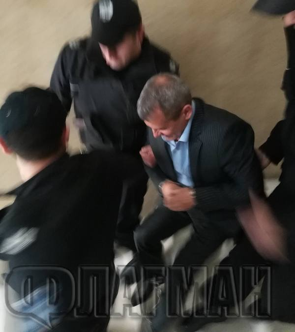 Мозъкът на "Килърите" се прави на маймуна в съда, без малко да събори охранител (СНИМКИ)