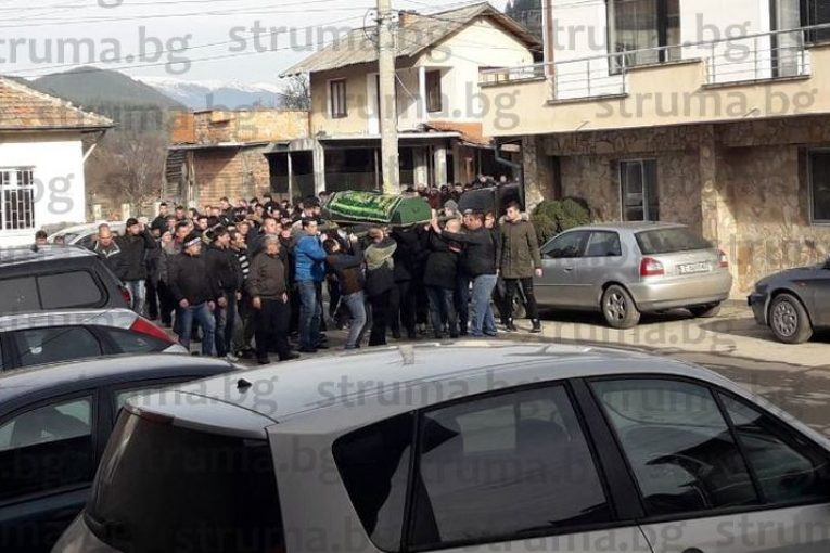 Покъртителни СНИМКИ от погребението на трагично загиналата красива студентка Фатиме