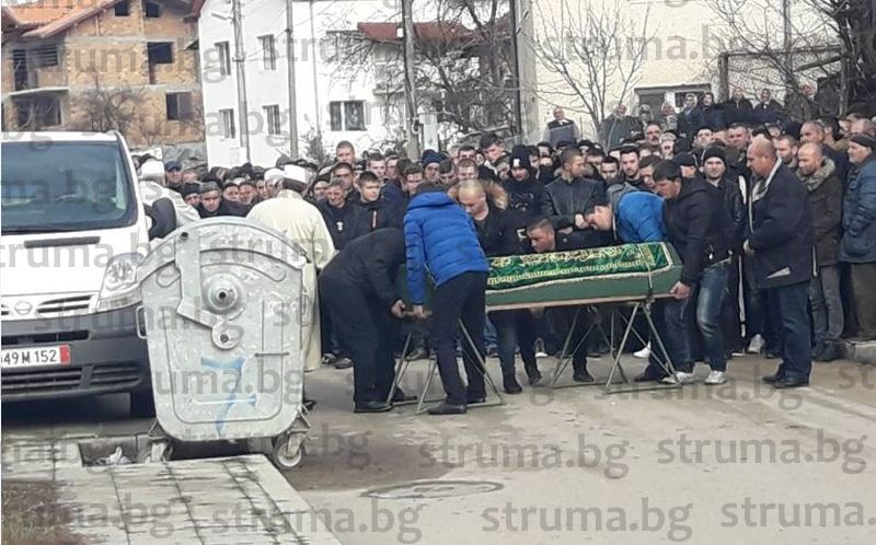 Покъртителни СНИМКИ от погребението на трагично загиналата красива студентка Фатиме
