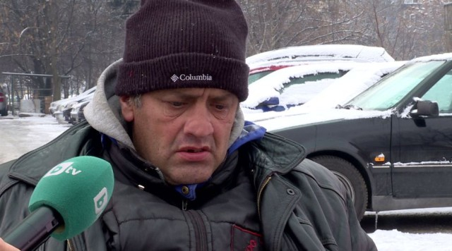 Мъка: Болен от диабет инвалид и племенникът му живеят в автомобил в "Дружба", хранят гълъби и решават кръстословици (СНИМКИ)