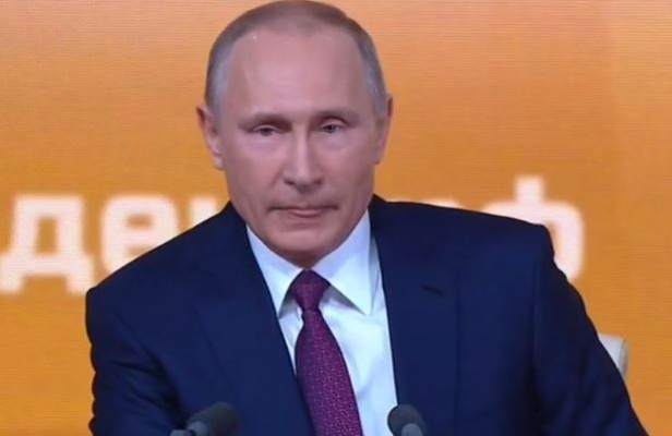 НА ЖИВО В БЛИЦ: Как Путин отговори на девойка, която държеше плакат "Путин бай-бай"