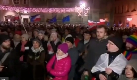 Нощес във Варшава бе страшно (ВИДЕО)