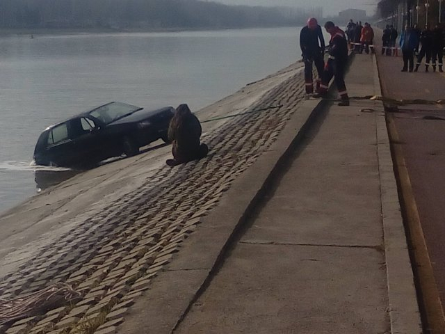 Кола цопна в Гребната база в Пловдив, друга пламна на метри от нея (СНИМКИ)