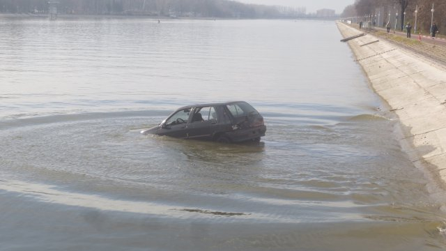 Кола цопна в Гребната база в Пловдив, друга пламна на метри от нея (СНИМКИ)