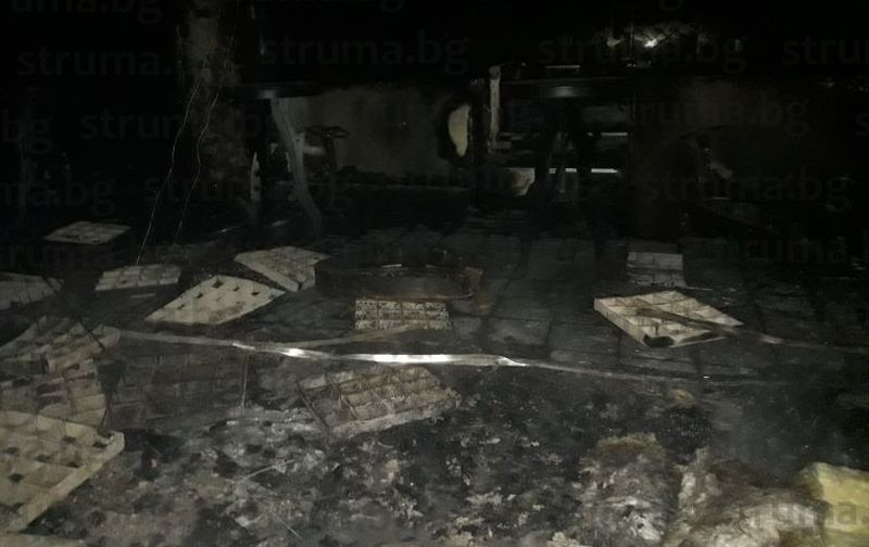 Мистериозен пожар изпепели единствената дискотека в Разлог (СНИМКИ)