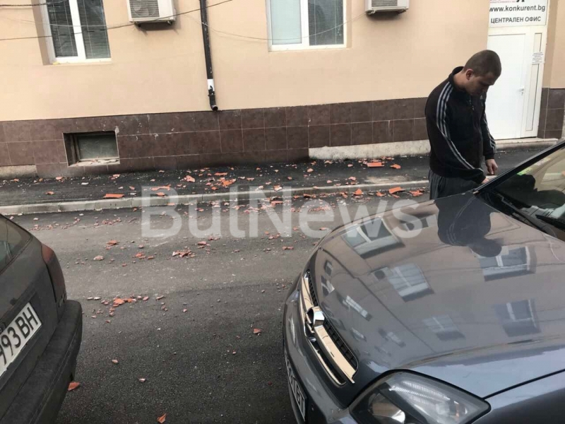 Ураганен вятър сътвори куп поразии във Враца (СНИМКИ)