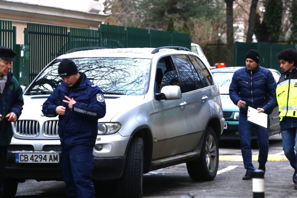 Извънредно и само в БЛИЦ! Стрелба в центъра на София! 2 куршума по мъж в джип БМВ! (ОБНОВЕНА)