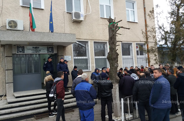 В Момчилград ври и кипи! Пред блока на малката Дамла почерня от народ (СНИМКИ)