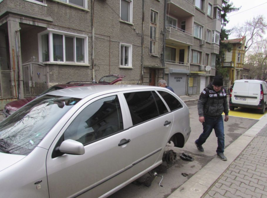 Шуменец паркира кофти шкодата си и получи урок, който ще помни цял живот (СНИМКИ)