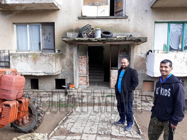 Роми се самонастаниха във военните имоти в Звездец! 10 години по-късно... (ВИДЕО)