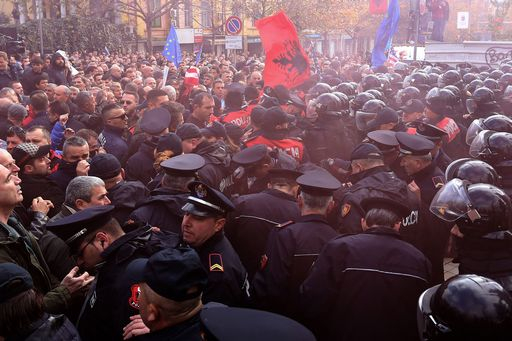 Извънредна ситуация в парламента на Албания! Всичко е в дим, може да се стигне и до физически разправи (ВИДЕО)