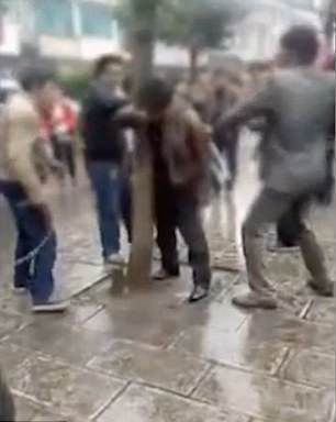 Влюбен мъж пропътува 1120 км, за да се срещне с възлюбената си, но бе неприятно сюрпризиран от нейния съпруг. Вижте какво се случи! (СНИМКИ/ВИДЕО 18+)