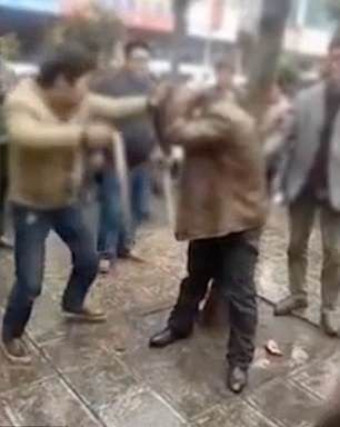 Влюбен мъж пропътува 1120 км, за да се срещне с възлюбената си, но бе неприятно сюрпризиран от нейния съпруг. Вижте какво се случи! (СНИМКИ/ВИДЕО 18+)
