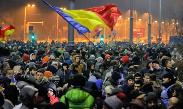 Достигна ли пика си кризата в Румъния? В страната заговориха за монархия 
