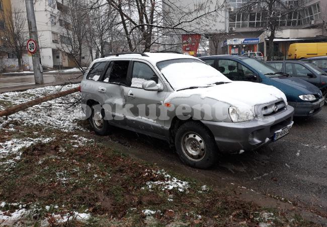 Млад врачанин приземи „Голф“ на паркинг, потроши друга кола (СНИМКИ)