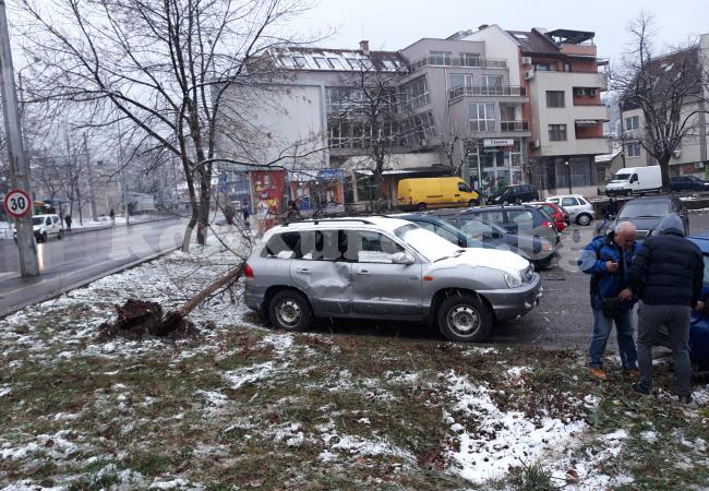 Млад врачанин приземи „Голф“ на паркинг, потроши друга кола (СНИМКИ)