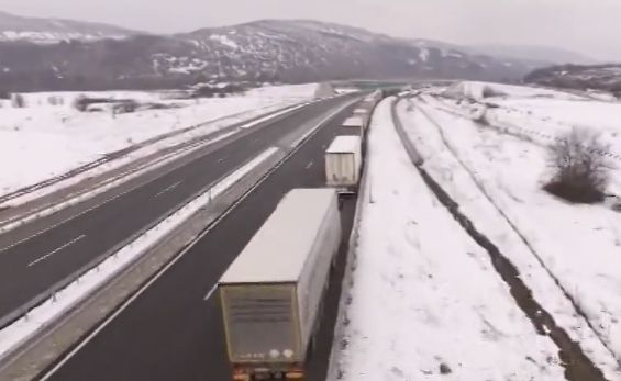 Втори ден тираджии не могат да влязат в България (ВИДЕО)