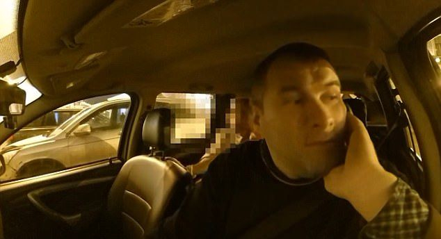 Запечатаха на ВИДЕО 18+ как страстна двойка прави секс в такси (СНИМКИ)