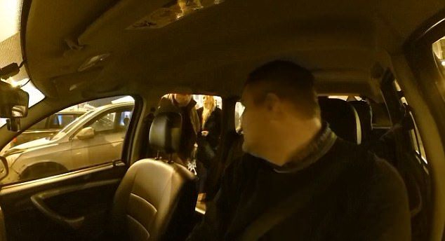 Запечатаха на ВИДЕО 18+ как страстна двойка прави секс в такси (СНИМКИ)