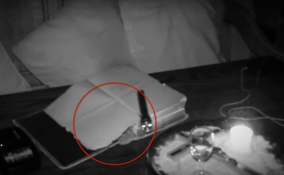 Охранителна камера в магазин засне на ВИДЕО как дух чете Библията