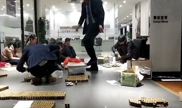 Този мъж успя да си купи нов автомобил БМВ със....спестените си през годините дребни монети (СНИМКИ/ВИДЕО)