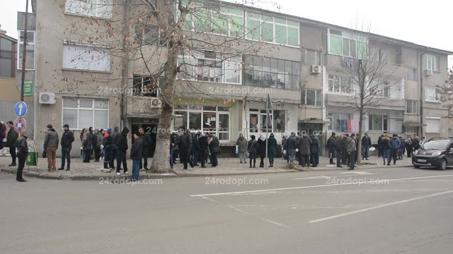 Момчилград плаче за малката Дамла! Стотици изпращат момиченцето в последния му път (СНИМКИ/ВИДЕО)