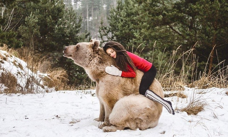 Фотосесия на австрийска гимнастичка с кафява мечка взриви мрежата (СНИМКИ/ВИДЕО)