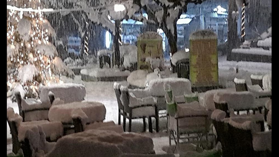 Вижте снегокалипсиса в Гърция с очите на очевидец (СНИМКИ/ВИДЕО)